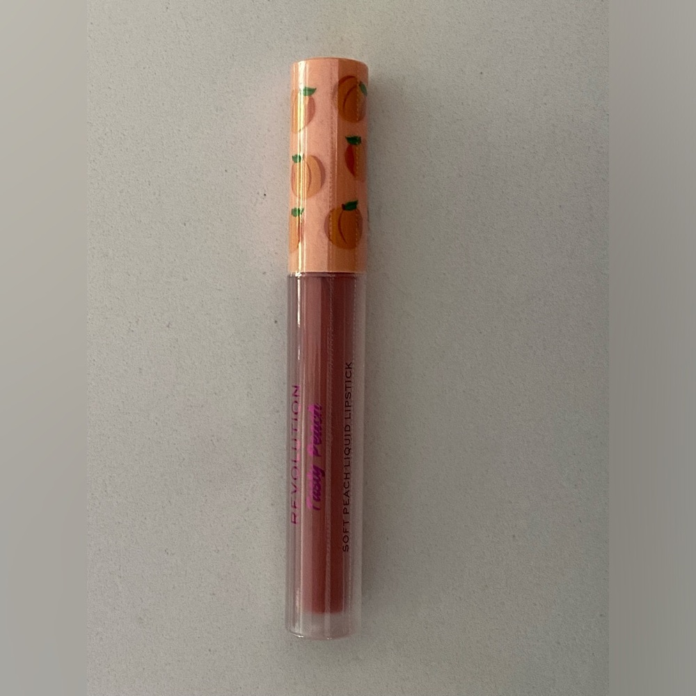 New‎ I Heart Revolution Tasty Peach Lip Gloss sealed tube